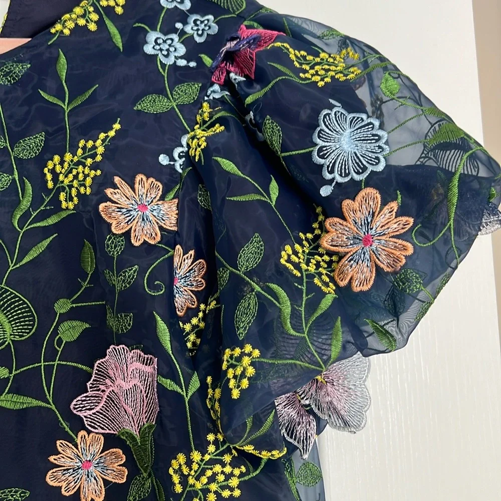 Size M Crown & Ivy Embroidered Appliqué Floral Colorful Navy Puff Sleeved Top - Picture 3 of 4